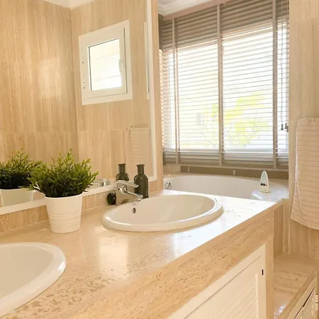 Stunning Near Golf Courses Perfect For Relaxation! *